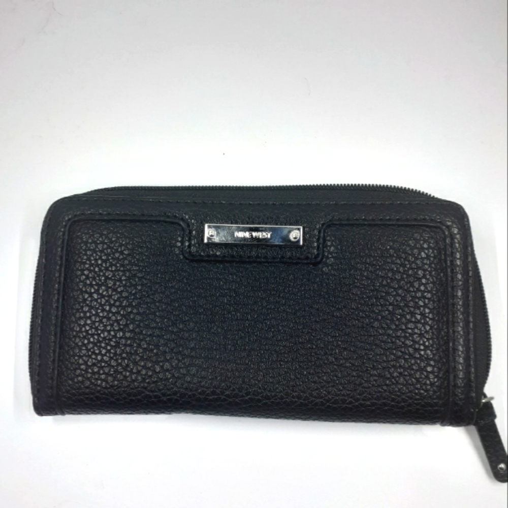 Nine West Pebbled Black Zippered Wallet Minimalist Classic Neutral